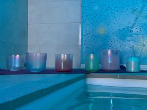 AGUASOFRO & SON Collaboration : Les exercices de sophrologie se pratiquent dans un bassin d’eau chauffée au son des bols sonores. Le patient reçoit les vibrations des bols dans l’eau et autour de lui.